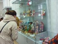 Для трудных подростков организовано посещение выставки кукол