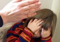 Комиссия по делам несовершеннолетних просит сообщать о случаях жестокого обращения с детьми